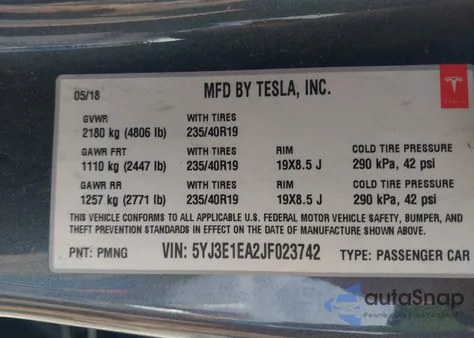 2018 Tesla Model 3 Long Range/Mid Range z USA, uszkodzony, nr VIN 5YJ3E1EA2JF023742
